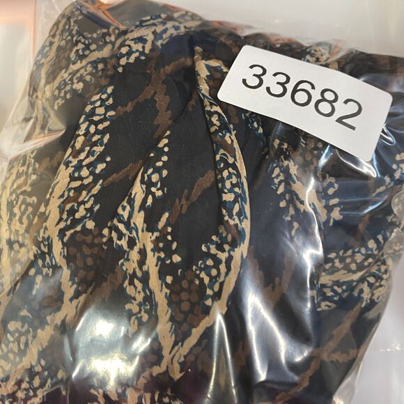 J. Ferrar Top Women 22 Plus Black Geometric Button Up V-Neck Long Sleeve Silk - Picture 6 of 6